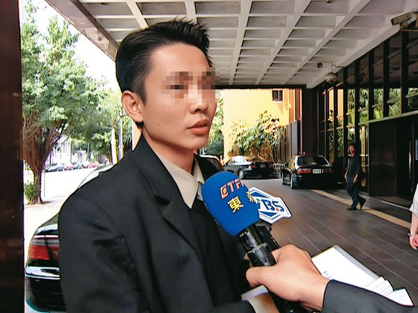 宋姓富二代在夜市賣香水，自稱「香水達人」，曾上電視接受訪問。（東森新聞提供）