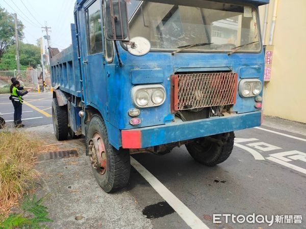 ▲高雄鐵牛車左轉與騎士發生碰撞。（圖／記者吳奕靖翻攝，下同）