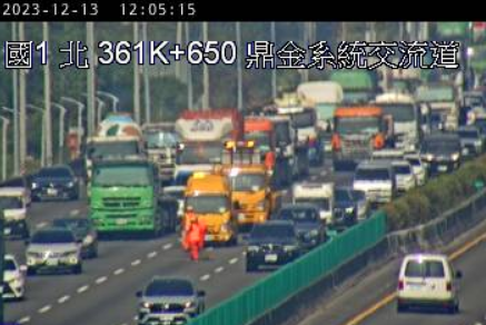 ▲▼    國道1號南向361.2k,發生小客車、大貨車、拖板車以及貨櫃車追撞交通事故         。（圖／記者吳佩蓁攝）