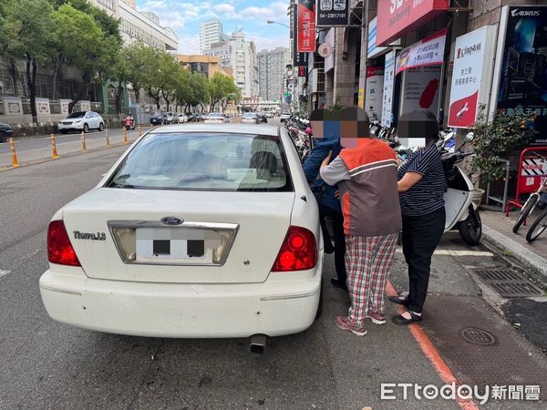 ▲▼95歲阿公騎車上路！逆向衝往女大生自摔　「小孫女」嚇喊：拜託去醫院。（圖／記者許權毅翻攝）