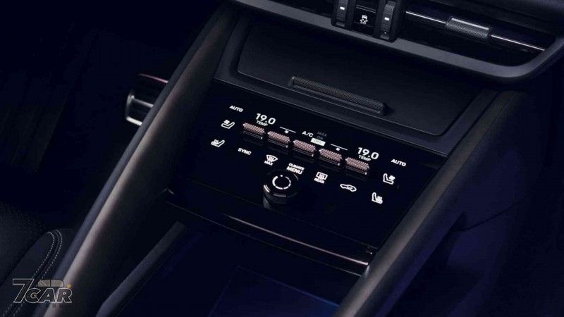 搭載安卓系統、三螢幕上身　Porsche Macan EV 內裝首度公開
