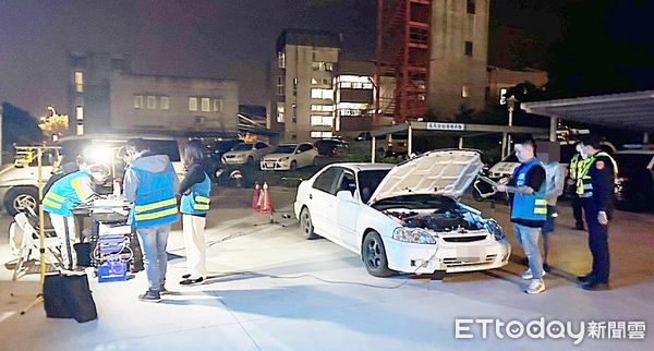 ▲桃園市龍潭警方昨天深夜執行「靜桃專案」取締改裝噪音車及酒駕勤務，白色轎車為董姓男子駕駛改裝車。（圖／記者沈繼昌翻攝）