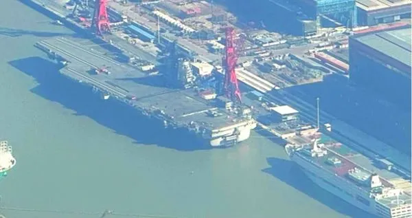 ▲▼一架殲-35戰機出現在福建艦航母甲板後方。（圖／翻攝自騰訊軍事）