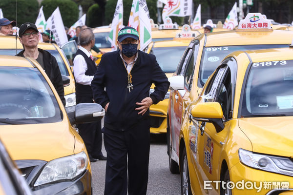 ▲職業駕駛率近百輛計程車上凱道抗議。（圖／記者林敬旻攝）
