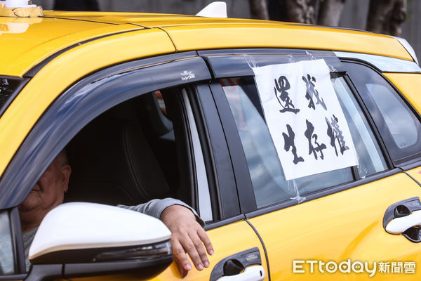 ▲職業駕駛率近百輛計程車上凱道抗議。（圖／記者林敬旻攝）