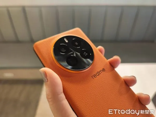 ▲realme GT5 Pro實機。（圖／記者陳俐穎攝）