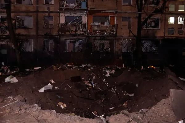 ▲▼烏克蘭基輔13日遭受飛彈空襲，墜落彈片造成建築物被破壞與人員傷亡。（圖／路透）