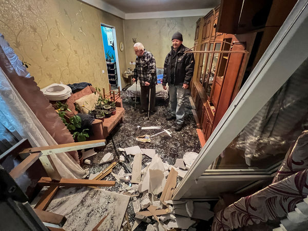 ▲▼烏克蘭基輔13日遭受飛彈空襲，墜落彈片造成建築物被破壞與人員傷亡。（圖／路透）