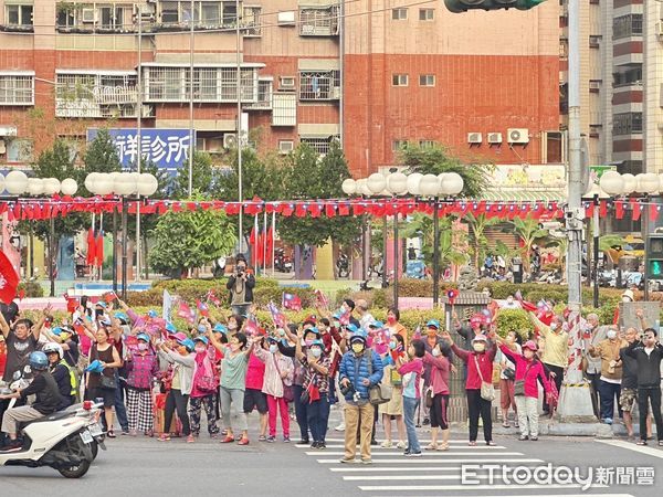 ▲▼侯友宜車掃首站在高雄！挑「全台最大里」出發　沿路國旗飄揚 。（圖／記者陳宏瑞攝）