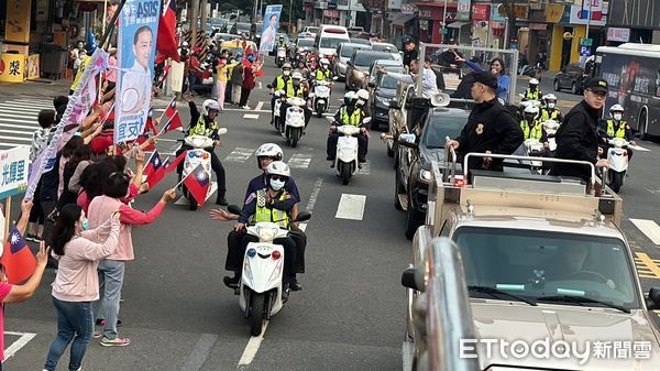 ▲▼侯友宜車掃首站在高雄！挑「全台最大里」出發　沿路國旗飄揚 。（圖／記者陳宏瑞攝）