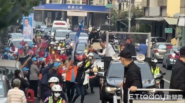 ▲▼侯友宜車掃首站在高雄！挑「全台最大里」出發　沿路國旗飄揚 。（圖／記者陳宏瑞攝）