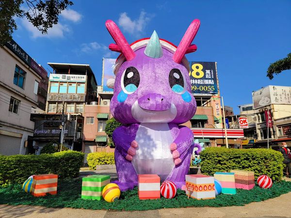 ▲2023淡水老街廣場及馬偕銅像三角公園燈飾。（圖／翻攝自淡水區公所、金色淡水～）