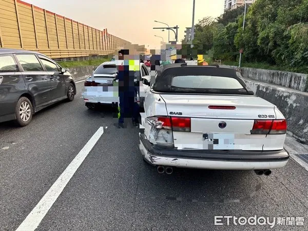 ▲國道1號南向324公里台南大灣交流道出口匝道，13日下午發生疑為行車糾紛追逐撞車禍，事故另波及3車，追撞2車駕駛人受傷，其中23歲張姓男子送醫。（圖／記者林東良翻攝，下同）