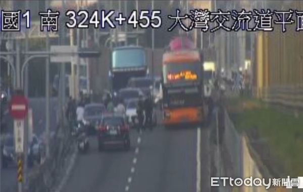 ▲國道1號南向324公里台南大灣交流道出口匝道，13日下午發生疑為行車糾紛追逐撞車禍，事故另波及3車，追撞2車駕駛人受傷，其中23歲張姓男子送醫。（圖／記者林東良翻攝，下同）