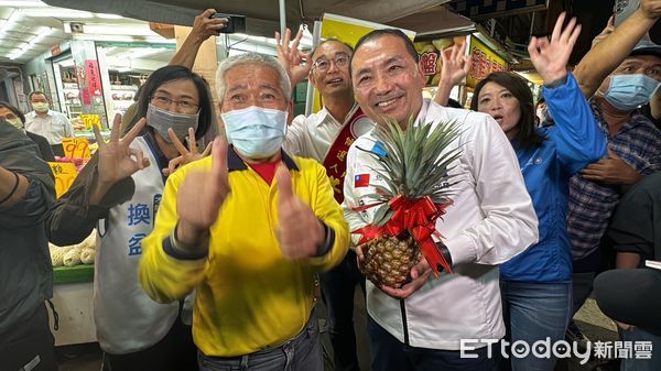 ▲▼侯友宜逛夜市拜票！高雄人搶合照，他嗨讚「南部人就是熱情」 。（圖／記者吳世龍攝）