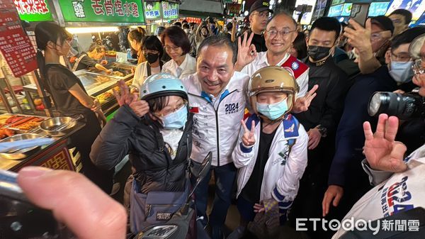 ▲▼侯友宜逛夜市拜票！高雄人搶合照，他嗨讚「南部人就是熱情」 。（圖／記者吳世龍攝）