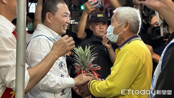 ▲▼  侯友宜前往高雄吉林街夜市掃街拜票  。（圖／記者崔至雲攝）