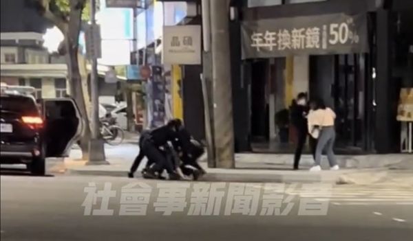 ▲▼高雄情侶深夜街頭遭警壓制！女甩開員警逃逸，背後原因曝光。（圖／翻攝社會事新聞影音）