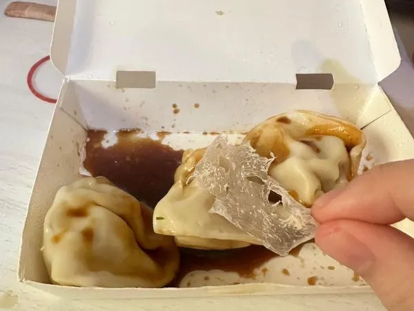 ▲網友在連鎖水餃店吃到破損塑膠膜。（圖／翻攝自臉書／高雄大小事）