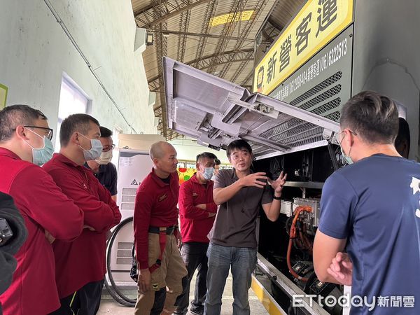 ▲新營汽車客運與消防局第一大隊，於14日辦理電動車搶救演練。（圖／記者林東良翻攝，下同）