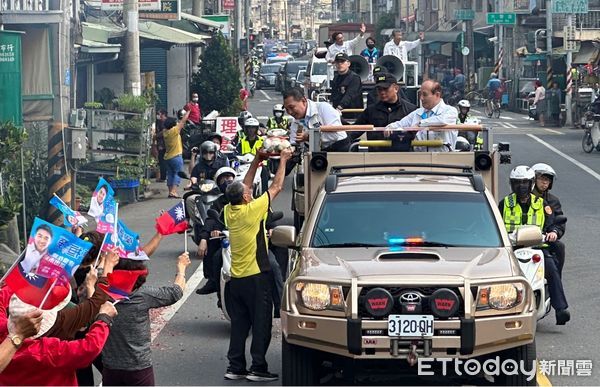 ▲▼   侯友宜、王金平高雄路竹車掃    。（圖／記者崔至雲攝）