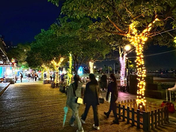 ▲淡水金色水岸燈飾,7萬顆LED燈泡點綴行道樹上。（圖／新北市高灘處提供）