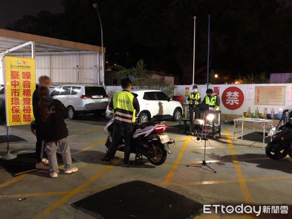 ▲▼台中警方配合環保局、監理單位聯手攔查深夜爆音車，2小時開出16張罰單，合計3萬8千元。（圖／民眾提供，下同）