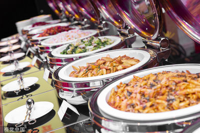 他闖店打包飯菜辯肚子餓　業者看監視器傻眼：自備好大的袋子