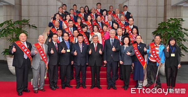 ▲112年度全國好人好事代表八德獎得主獲得行政院陳建仁(前排中)接見（圖／在一起提供）