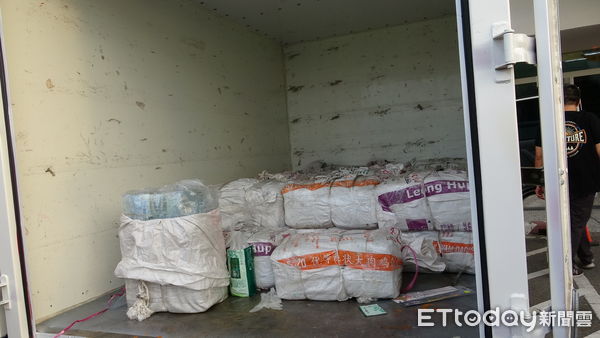 ▲▼858公斤K毒從柬埔寨運來台，20幹員國道圍捕攔車。（圖／記者郭世賢翻攝）
