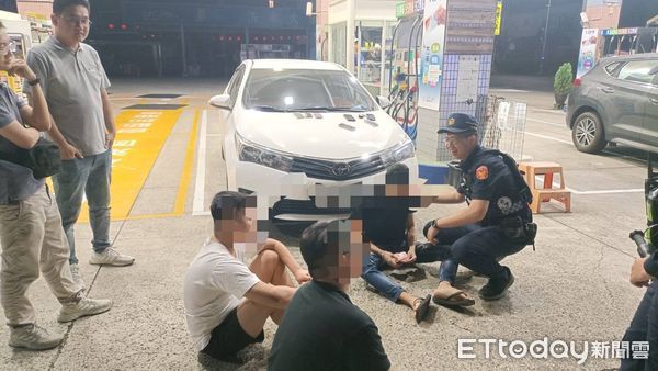 ▲台南市警永康分局聯手高雄市警方，緝獲因行車糾紛擄人毆打凌虐的葉姓男子等人，起獲棍棒數支，全案依法送辦。（圖／記者林東良翻攝，下同）