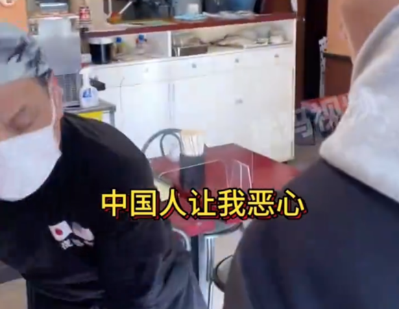 ▲東京一餐廳門口貼禁中國人入店的字條。（圖／翻攝自微博）