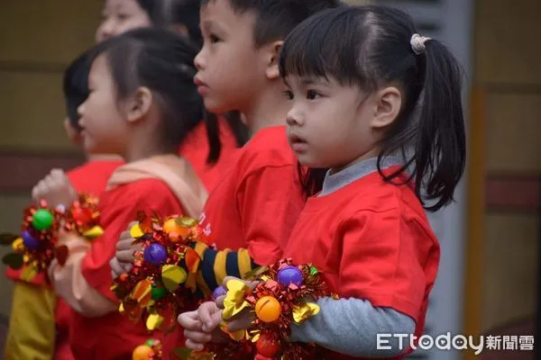 ▲關山鎮立幼兒園的小朋友用垃圾桶以美工創意變成的「戰鼓」。（圖／記者楊漢聲翻攝）