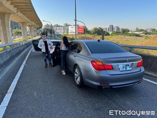 ▲台中太原路匝道追撞車禍，BMW女駕駛拍照後便揚長而去，被依法舉發。（圖／記者鄧木卿翻攝，下同）