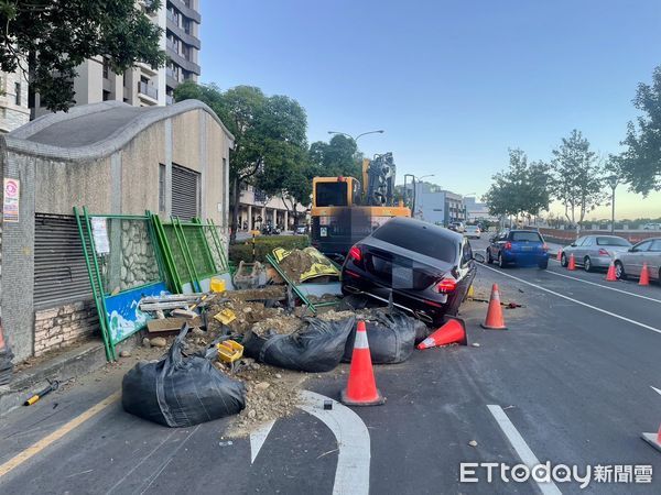 ▲▼BMW駕駛辯稱太累，開到睡著，車子竟爬上挖土機履帶。（圖／民眾提供，下同）