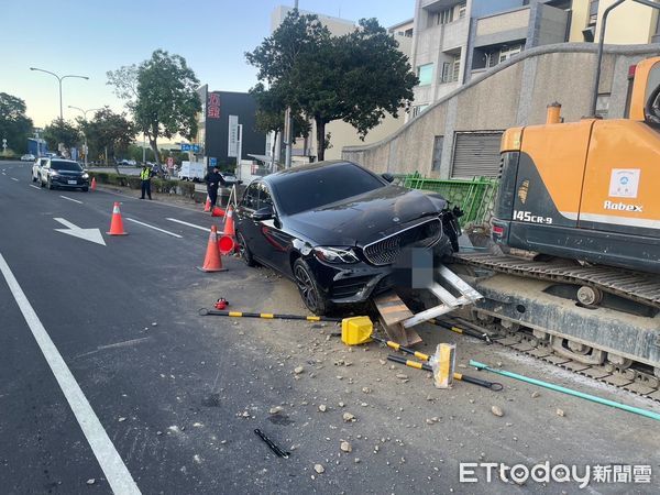 ▲▼BMW駕駛辯稱太累，開到睡著，車子竟爬上挖土機履帶。（圖／民眾提供，下同）