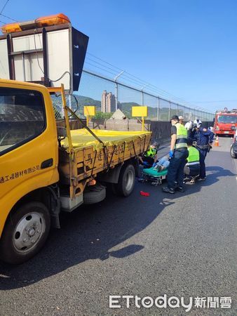 ▲▼ 女騎士摔進工程車底下            。（圖／記者戴上容翻攝）