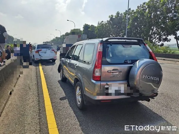 ▲國道1號311.2公里處，15日上午5分鐘內接連發生2起事故案，分別各有3車追撞，各造成1位車上乘客受傷。（圖／記者林東良翻攝，下同）