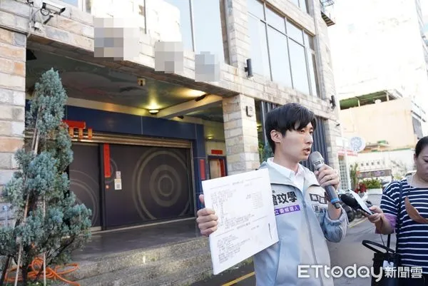 ▲▼曾玟學15日在苗栗市北安街某電子遊藝場前召開記者會，指控這棟建物的4樓到6樓都是違建，還涉及賭博及染毒，而遊藝場的房東是對手苗栗市長邱鎮軍。（圖／記者蔡文淵翻攝）