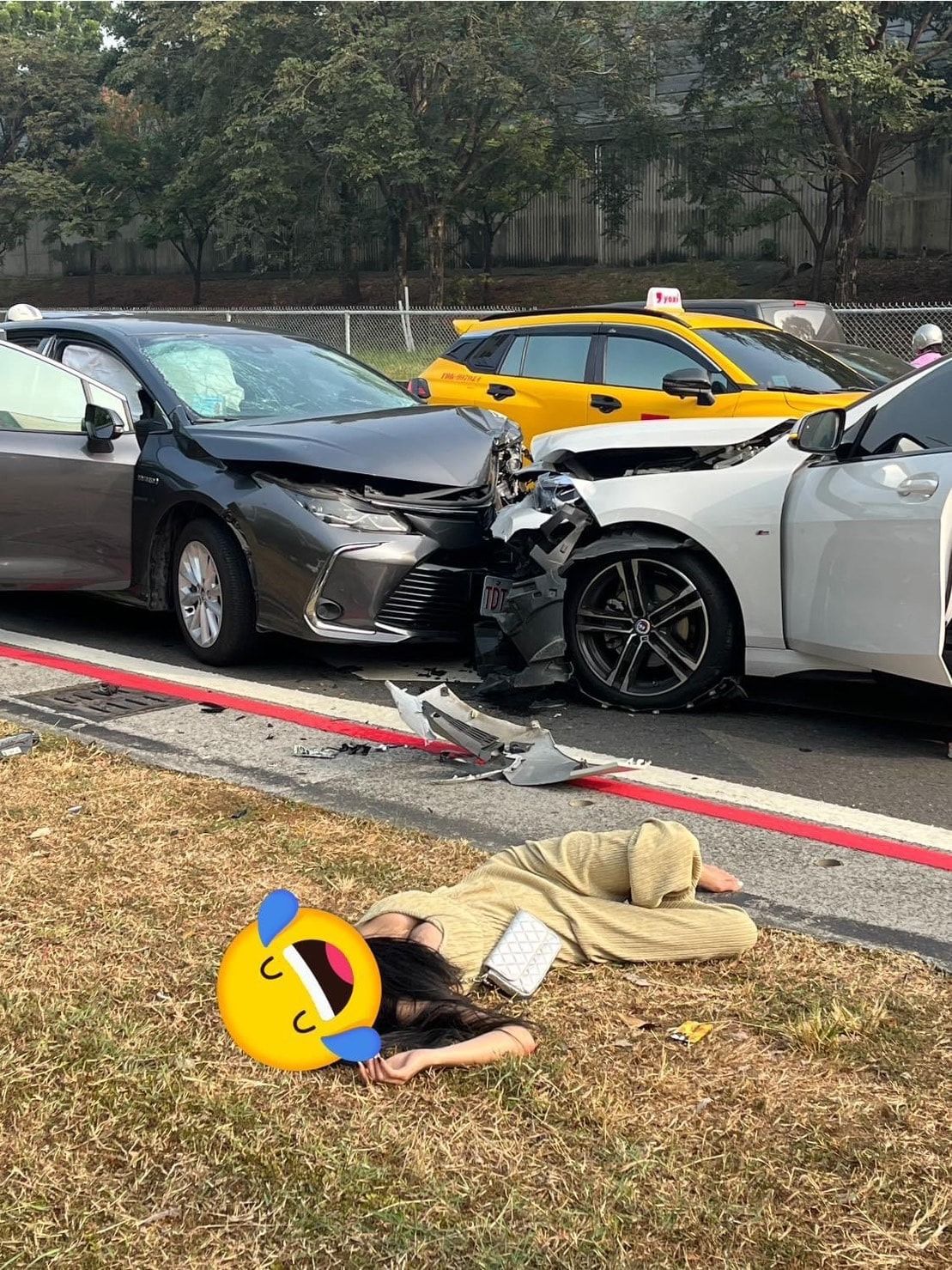 ▲其中一位女駕駛正打著電話。（圖／翻攝自臉書／重機車友 ❘ 各區路況天氣、資訊分享中心）