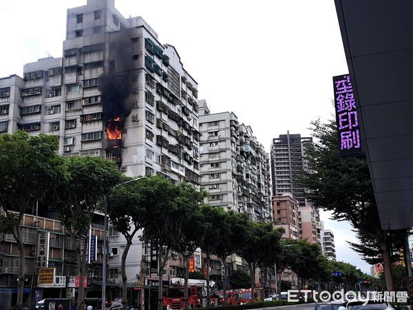 ▲土城公寓大廈發生火警，住戶男大生慌忙逃生。（圖／記者陸運陞翻攝）