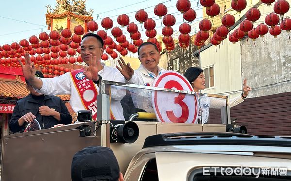 ▲總統候選人侯友宜南下雲林掃街，前往西螺福興宮參拜太平媽祖祈求「天下太平」。（圖／記者蔡佩旻攝）