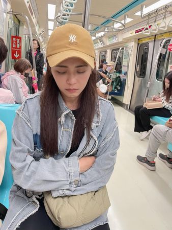 ▲林萱瑜累到直接在捷運上睡著。（圖／翻攝自臉書／Junior 韓宜邦）
