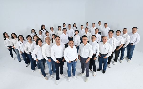 ▲▼國民黨不分區立委候選人與黨主席朱立倫、總統候選人侯友宜、副總統候選人趙少康合照。（圖／國民黨提供）