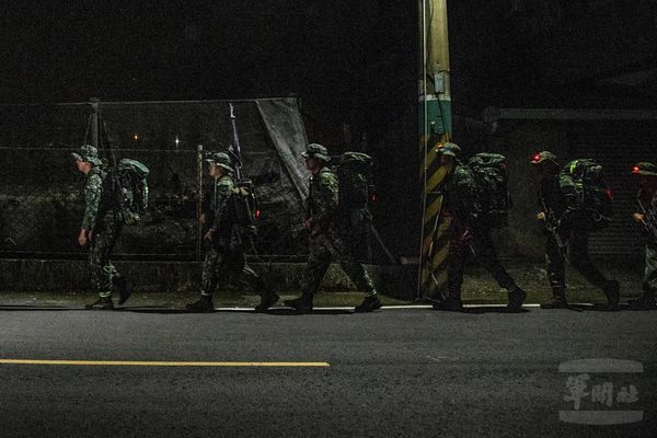 ▲▼陸軍特戰指揮部特四營「戰術任務訓練」於凌晨展開夜行軍，大步向終點邁進。（圖／軍聞社）