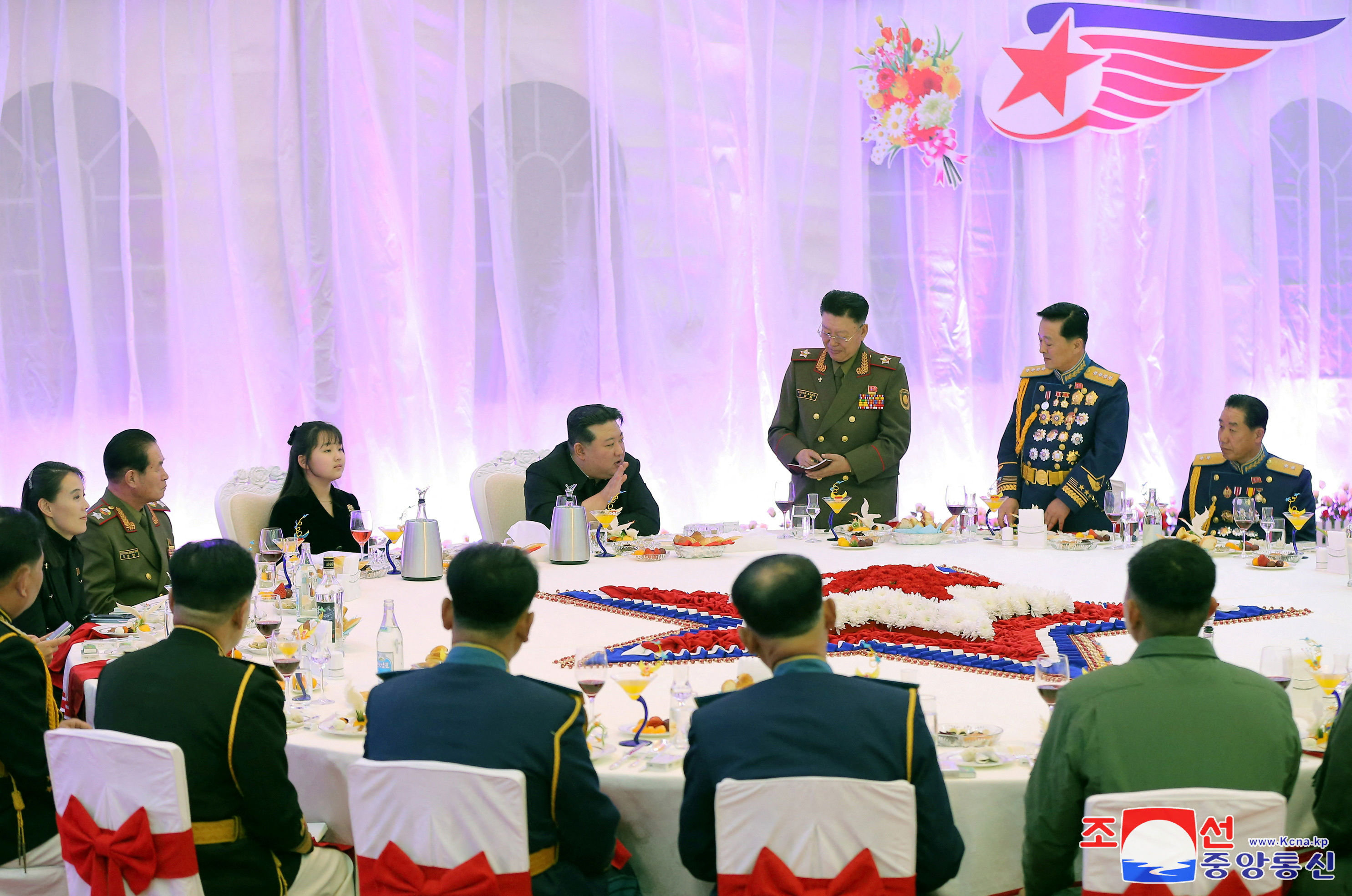 ▲▼金正恩與金主愛11月30日訪問朝鮮人民軍空軍總部。（圖／路透）