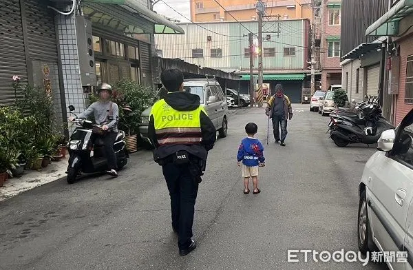 ▲員警發現走失男童，根據衣著研判為附近住戶，挨家挨戶尋找。（圖／龜山警分局提供）