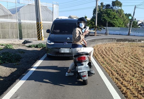 [新聞] 疑路小不敢倒車！正妹駕駛路口對決女騎士