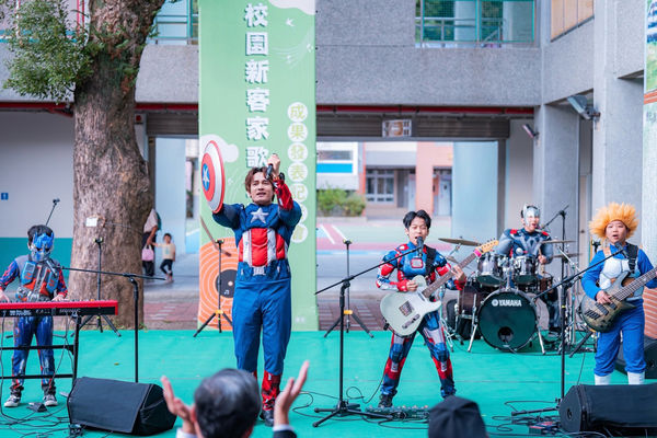 ▲▼ 羅文裕響應客家委員會推動的「校園新客家歌運動」計畫。（圖／大賞門提供）