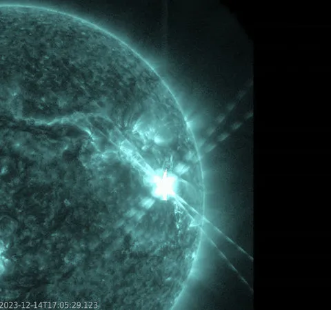▲▼NASA一架望遠鏡14日觀測到太陽發出巨大閃焰（Solar Flare）。（圖／達志影像／美聯社）